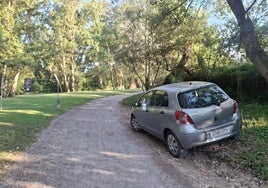 Un coche estacionado en medio del parque del Iregua el pasado sábado 5 de julio.