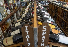 Vinos italianos y españoles, con algunas marcas de Rioja, en una licorería en Nueva York
