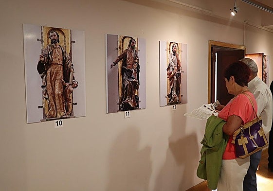 Una completa guía enriquece la visita a la muestra fotográfica.