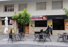 Una pareja observa el cartel de uno de los nuevos kebabs recién abiertos en Logroño.