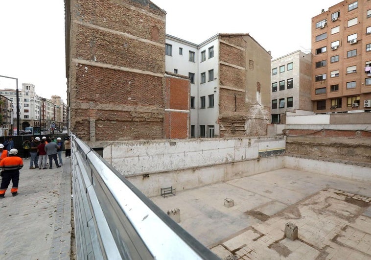 Parcela totalmente limpia en la que se construirá la ampliación del teatro.