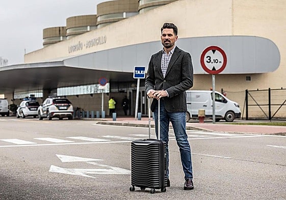 Carlos Yécora posa en el aeropuerto de Logroño-Agoncillo.