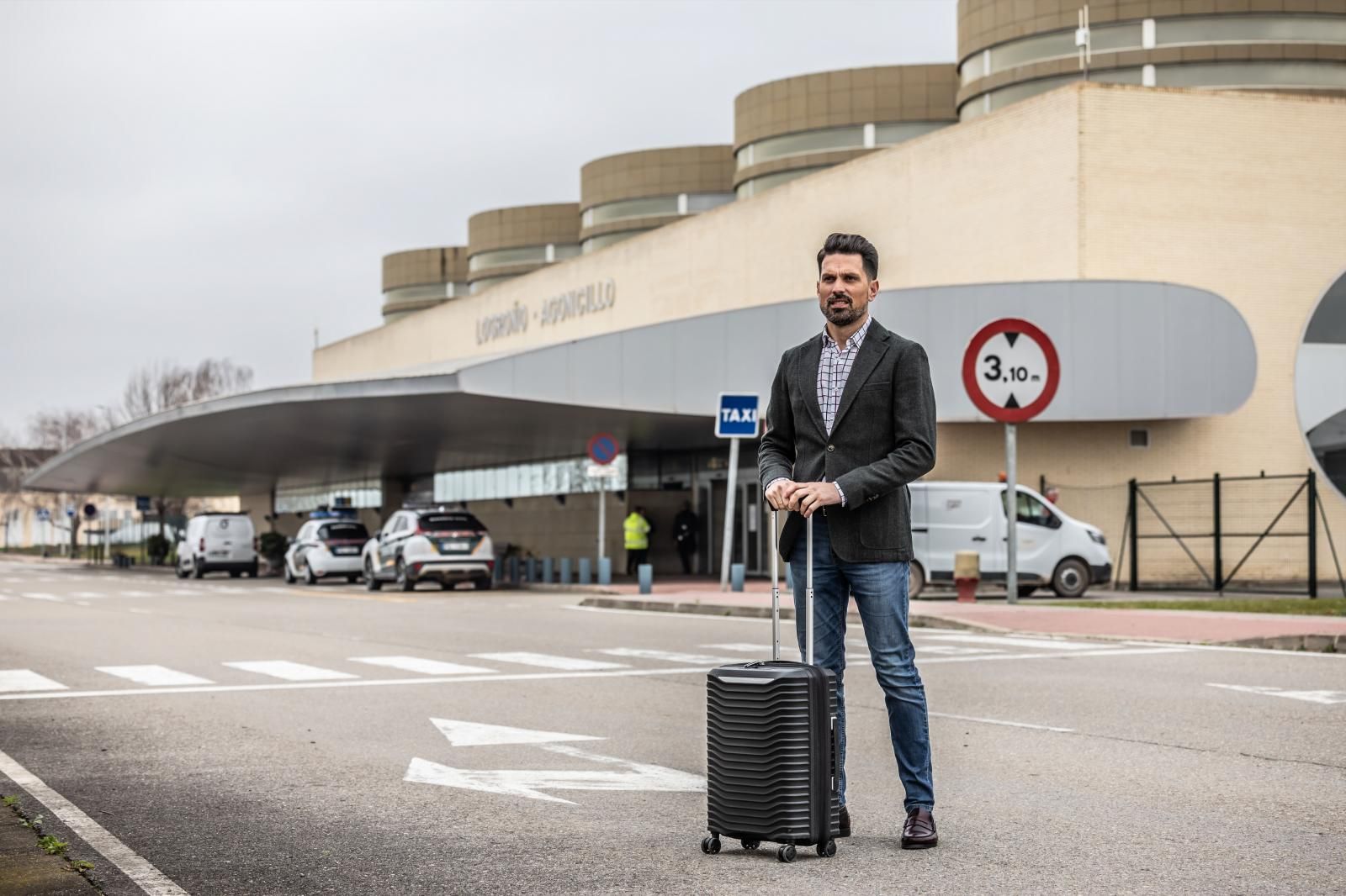 Carlos Yécora posa en el aeropuerto de Logroño-Agoncillo.