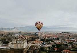 Un globo sobrevuela el paisaje urbano de Haro con el perfil de la sierra al fondo en una imagen de archivo.