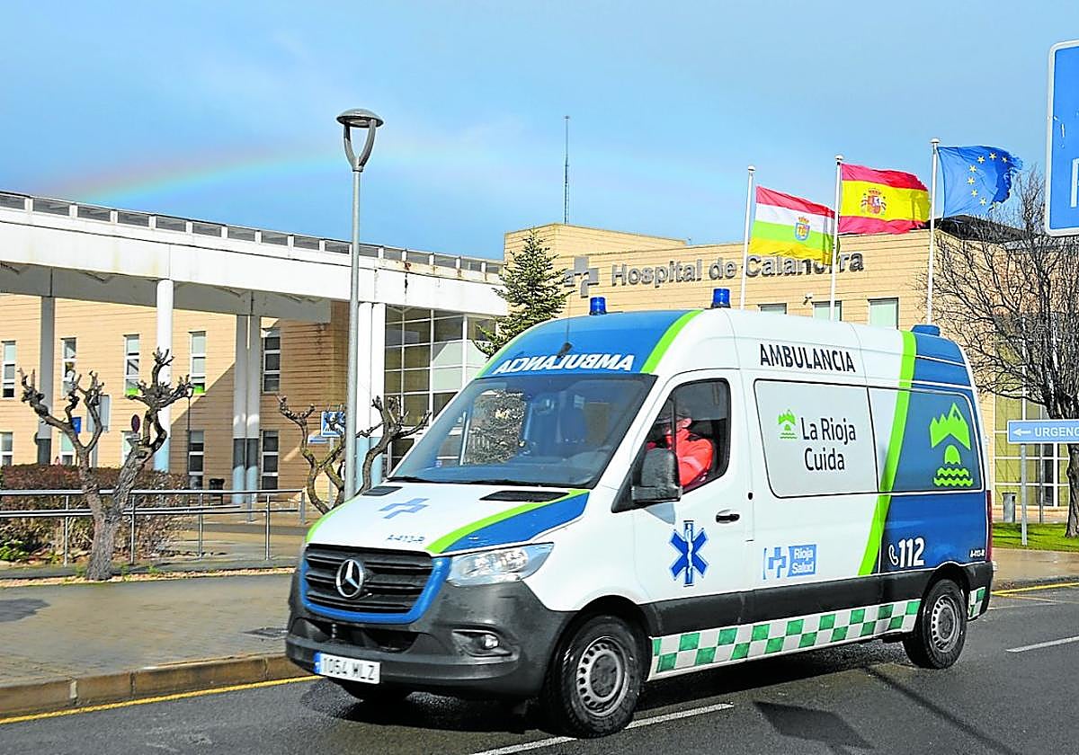 Una ambulancia, saliendo del recinto del Hospital de Calahorra.