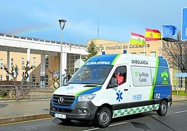 Una ambulancia, saliendo del recinto del Hospital de Calahorra.