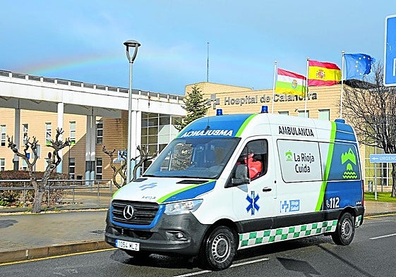 Una ambulancia, saliendo del recinto del Hospital de Calahorra.