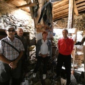 Varios vecinos de Zaldierna rodean lo que queda del horno comunitario, un lugar lleno de recuerdos para todos.