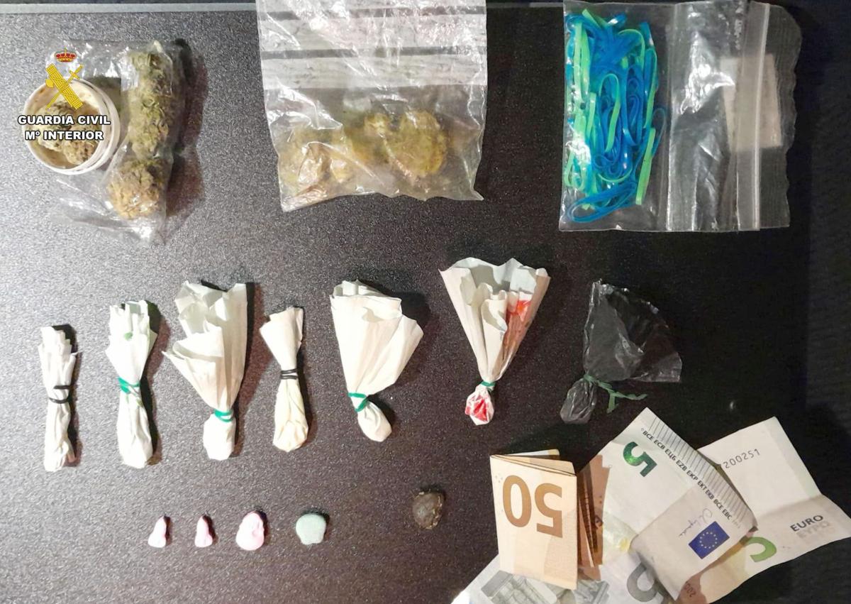 Imagen secundaria 1 - La Guardia Civil detiene a un hombre por tráfico de drogas en Huércanos