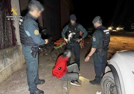 El detenido portaba varias sustancias en su vehículo.