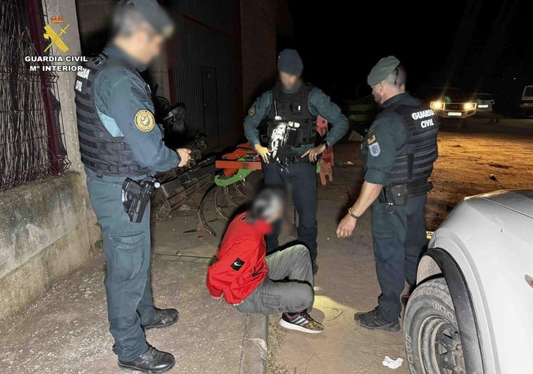 El detenido portaba varias sustancias en su vehículo.