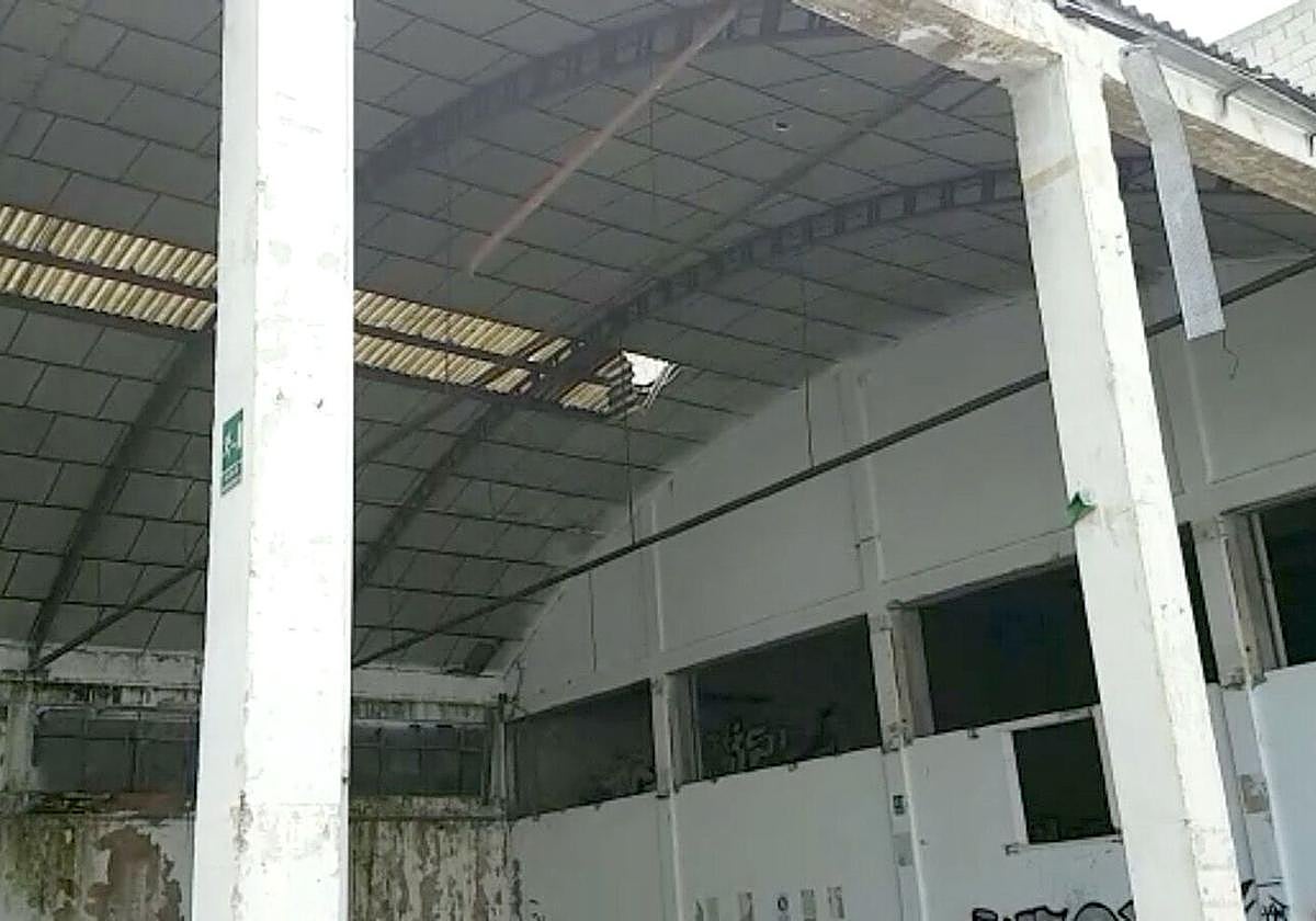 Imagen de archivo de un agujero del tejado en una de las naves de la antigua fábrica por la que cayó el menor