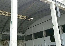 Imagen de archivo de un agujero del tejado en una de las naves de la antigua fábrica por la que cayó el menor