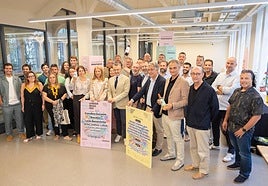 Promotores y patrocinadores de Muwi, en el mercado de San Blas.