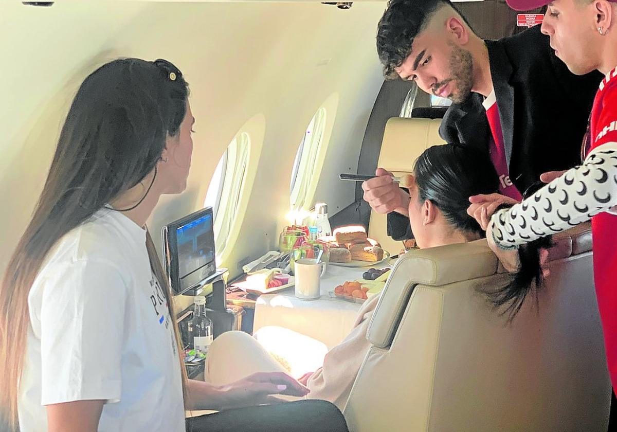 Fer, junto a su compañero Serpiente, maquilla a Georgina en su avión privado momentos antes del Festival de Cannes de 2022.