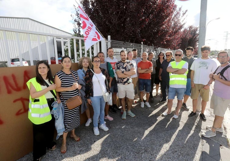 Trabajadores de CMP Automotive y miembros del comité en una concentración a primeros de julio a las puertas de la planta, en el polígono Cantabria, para iniciar la huelga.