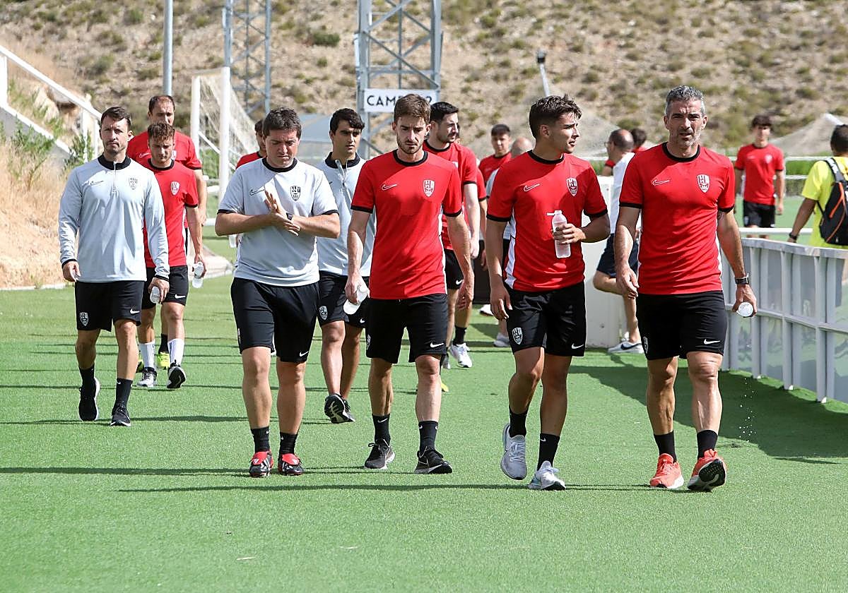 Los jugadores de la UDL caminan hacia vestuarios después de un entrenamiento en Valdegastea.