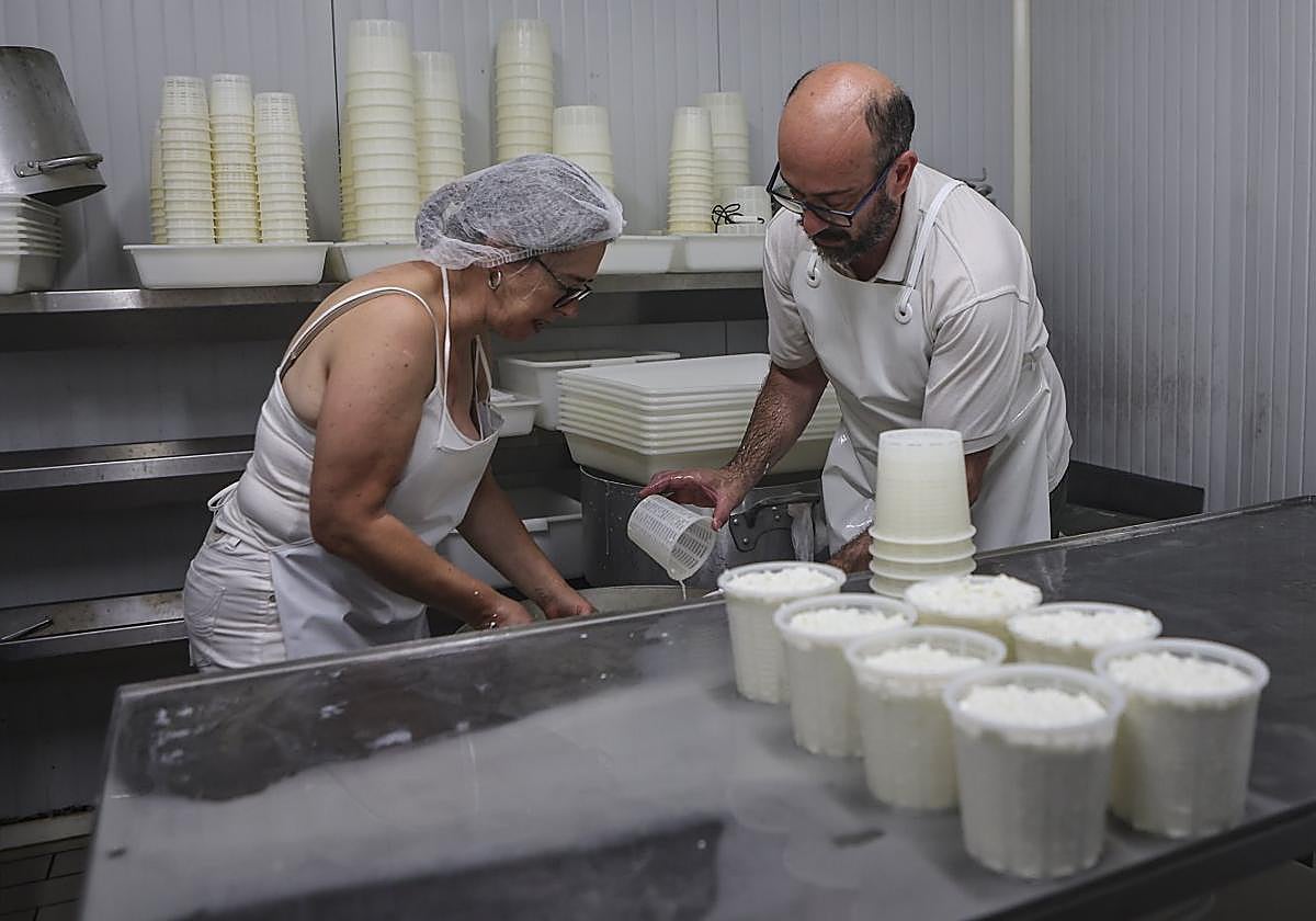 Eva y Gerardo en su negocio de quesos.