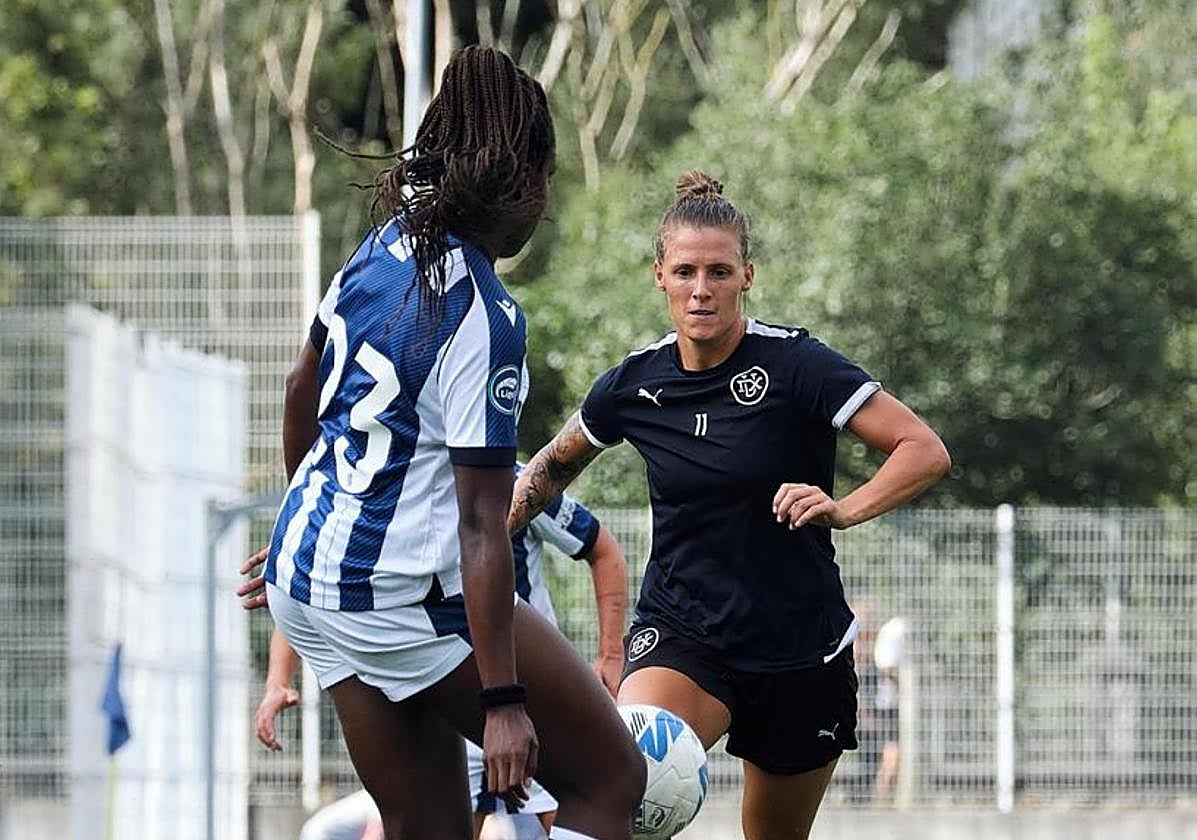 Annelie, uno de los fichajes de DUX, conduce la pelota.