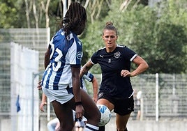 Annelie, uno de los fichajes de DUX, conduce la pelota.
