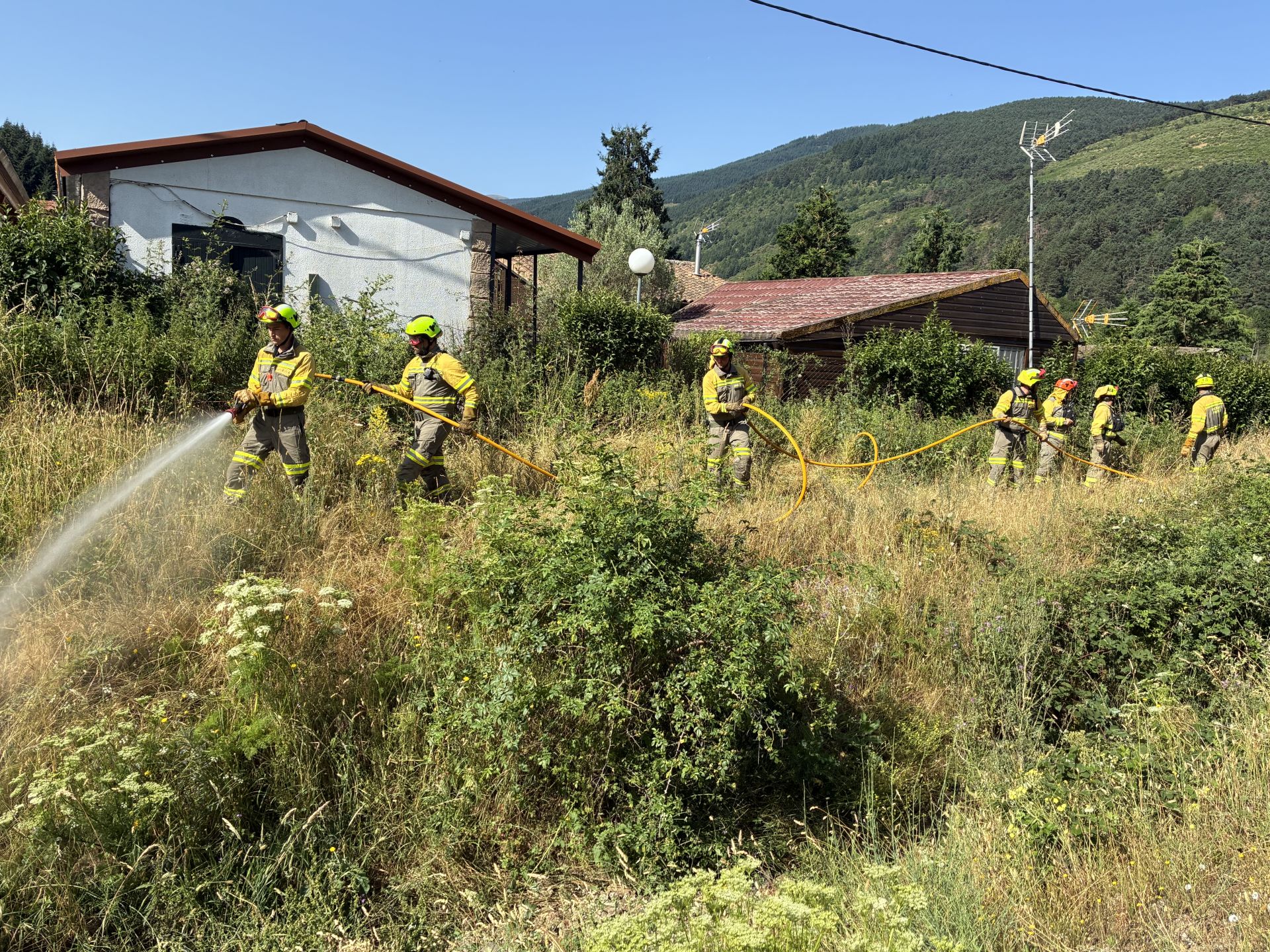Bomberos forestales durante unas prácticas en Ezcaray.