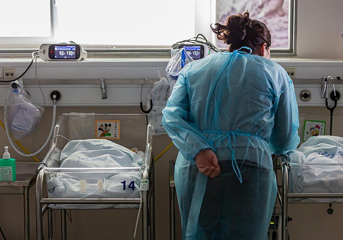 Una enfermera, en la zona de incubadoras del hospital San Pedro