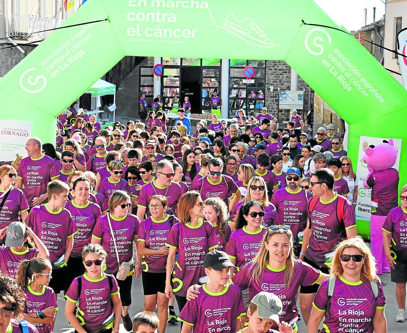 Momento de la salida de la II Marcha contra el cáncer de Cornago, en la plaza del Ayuntamiento.