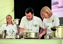 Ricard Camarena, junto a Pepa Bueno, durante la ponencia del chef valenciano.