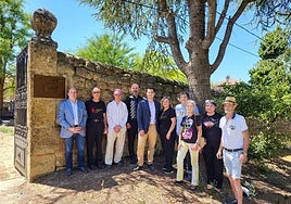 Alcalde, vecinos y representantes de Rioja Filarmonía junto a la placa.