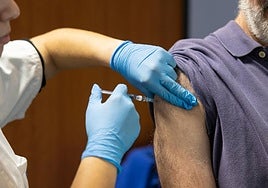 Vacunación contra el covid en el Hospital San Pedro.