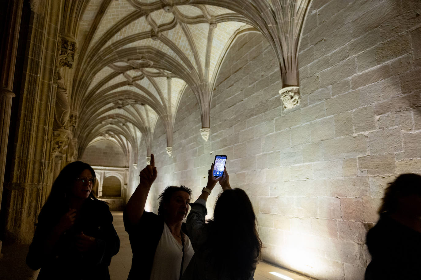 Las imágenes de las visitas nocturnas en el monasterio de Santa María la Real de Nájera