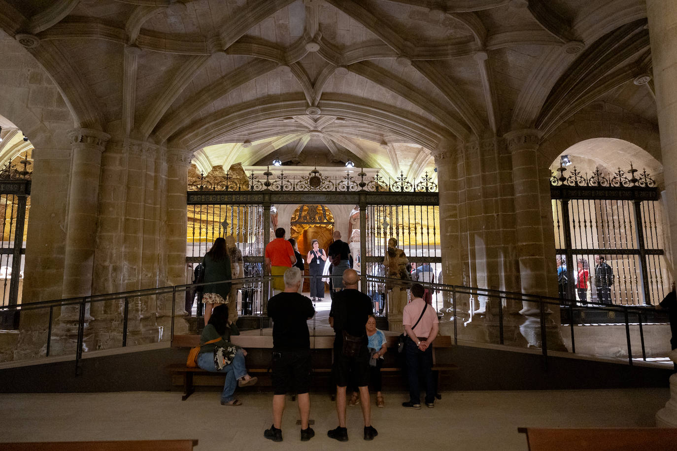 Las imágenes de las visitas nocturnas en el monasterio de Santa María la Real de Nájera