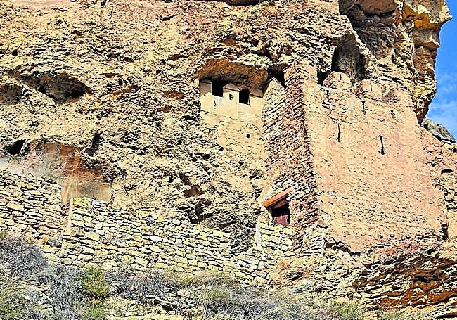 Inestrillas. Farallón rupestre con restos de edificaciones medievales.