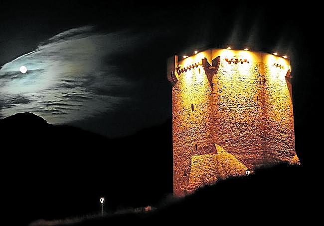 Renacido. El castillo dejó de ser una ruina para llenarse de vida.