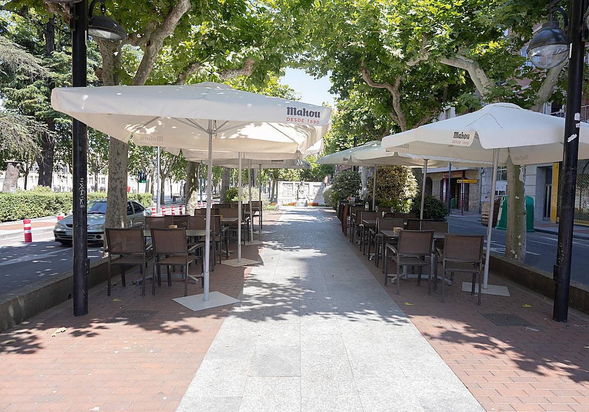 Terrazas vacías en una jornada calurosa.