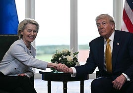 Von der Leyen y Donald Trump, de manitas