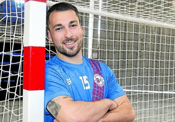 Aitor García posa en una de las porterías del Palacio de los Deportes.