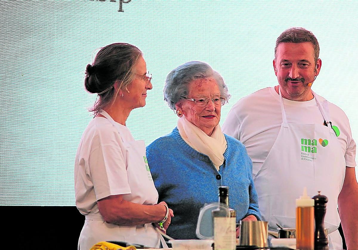 Vicenta Pérez, con sus hijos Magdalena y Pedro Masip.