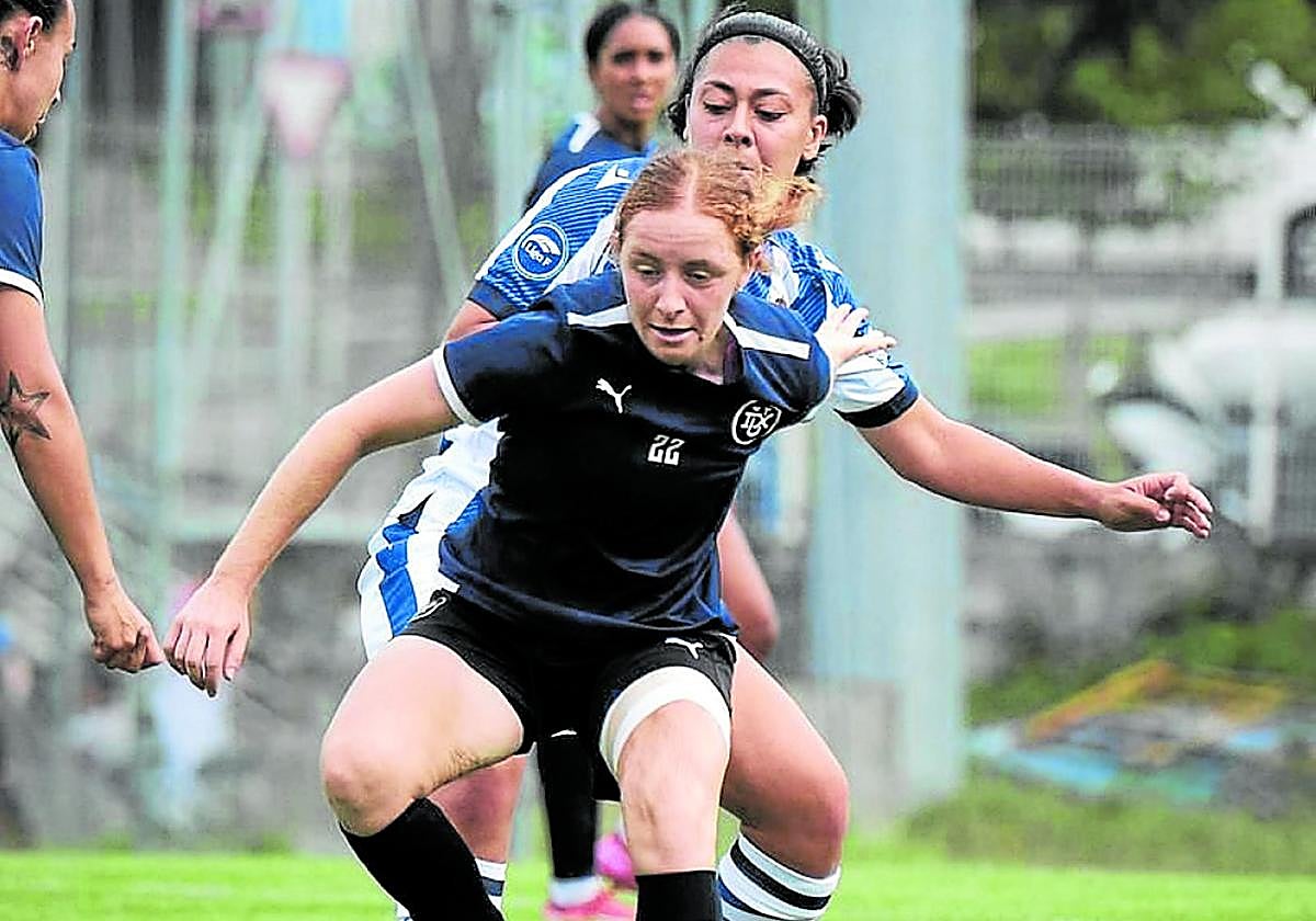 Justi intenta deshacerse de la presión de una rival de la Real Sociedad.