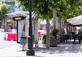 Terrazas a la sombra vacías y termómetros al sol a casi 50 grados, en una de las pocas jornadas tórridas en Logroño a mediados del mes de julio pasado.