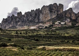 Cellorigo, respaldado por Peña Lengua, de los Montes Obarenes.