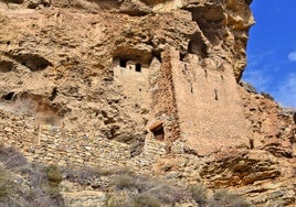 Farallón rupestre con restos de edificaciones medievales en Inestrillas.
