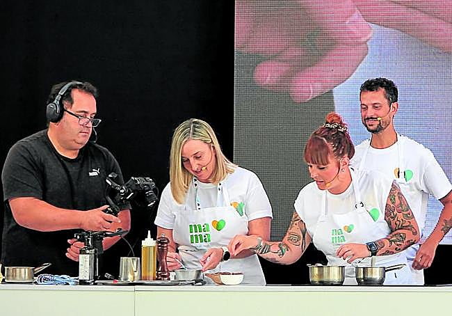Beatriz Fernández, del Arsa, cocina con su madre, observada por su pareja y su suegra.