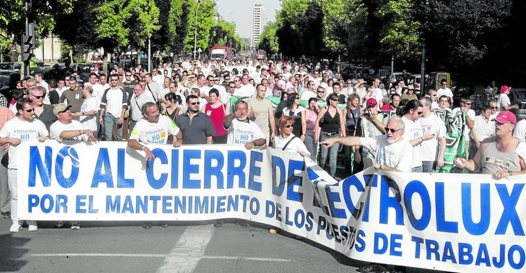 Manifestación contra el cierre de Electrolux por las calles de Logroño.