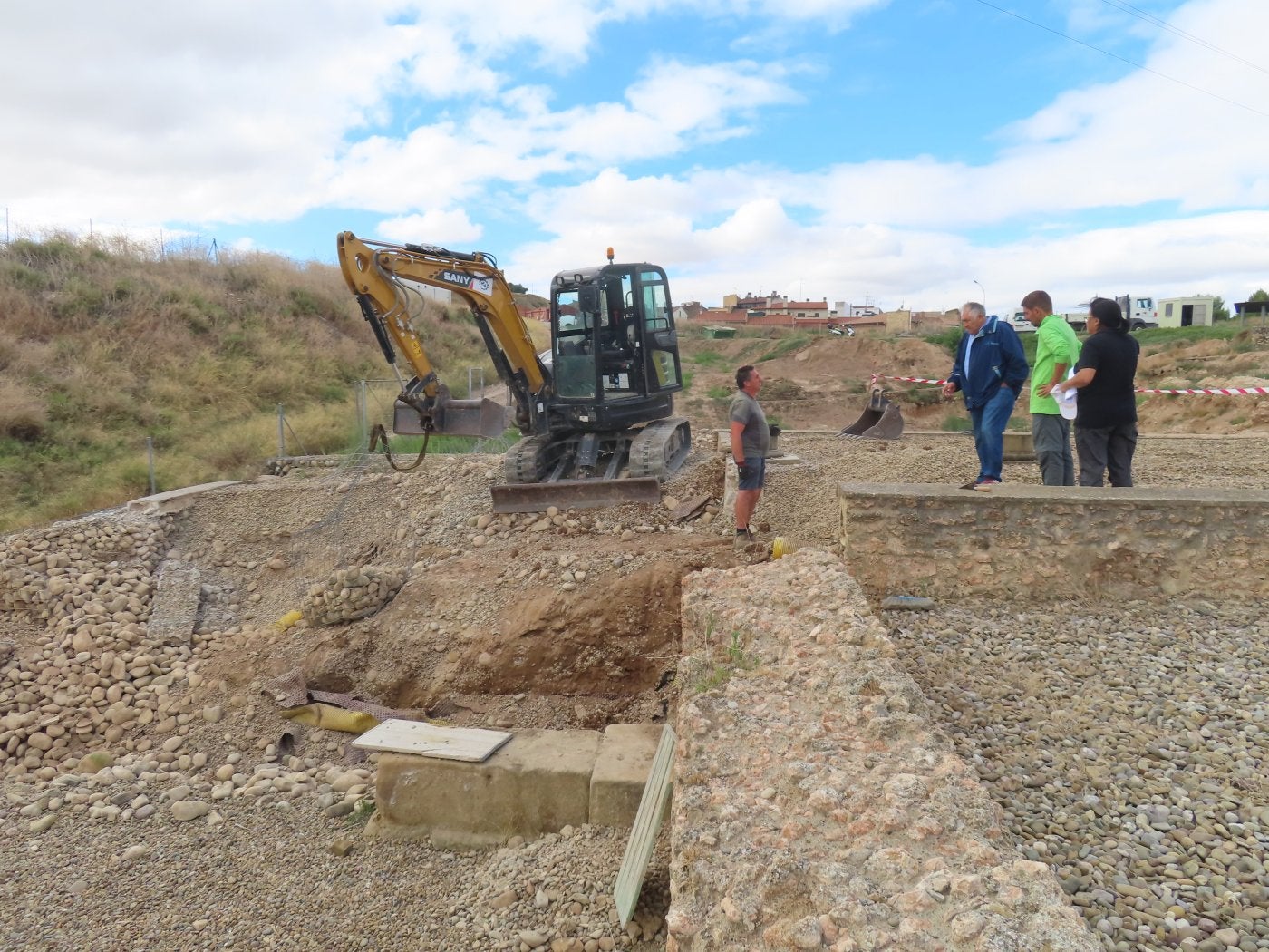 Los trabajos comenzaron por retirar los rellenos del yacimiento y habilitar la solera del centro de bienvenida.