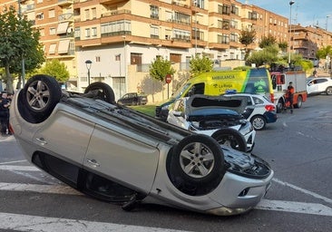 Un accidente entre dos coches deja un vehículo volcado en Calahorra