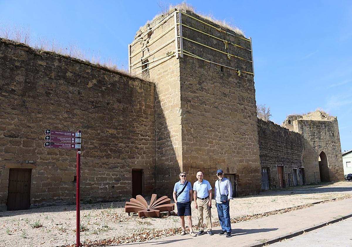 Pantaleón Ruiz, José Ignacio Palacios y José Luis de Agustín, frente al torreón número doce de las murallas de Santo Domingo.