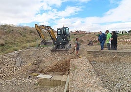Los trabajos comenzaron por retirar los rellenos del yacimiento y habilitar la solera del centro de bienvenida.