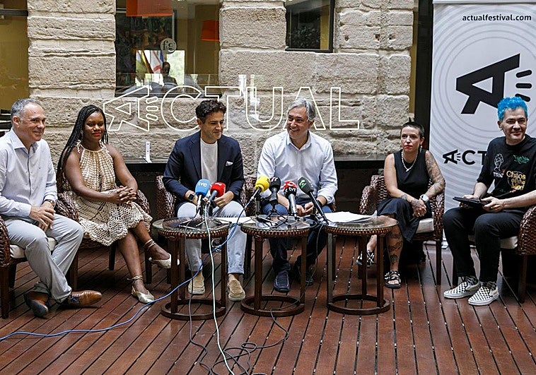 Daniel Muela (i), Alethea Mathos, Roberto Iturriaga, José Luis Pérez Pastor, Sandra Herrero y Pako Campo en el anuncio de los artistas de 'Hotel Actual'.