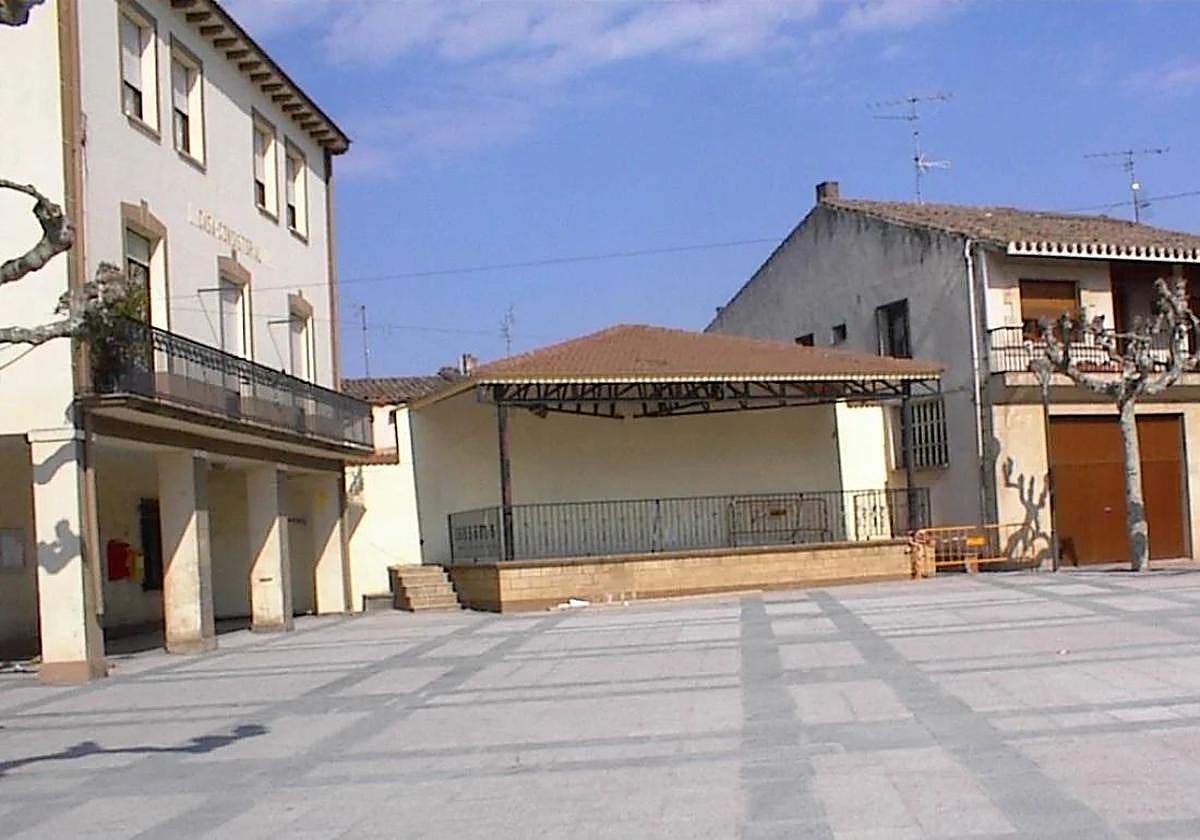 Plaza de Uruñuela, con el Ayuntamiento a la izquierda de la imagen.